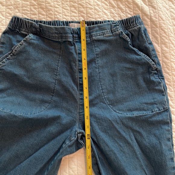 CROFT&BARROW PULL ON WOMENS SIZE MEDIUM JEANS. stretchy feel. Pockets. - Picture 4 of 10
